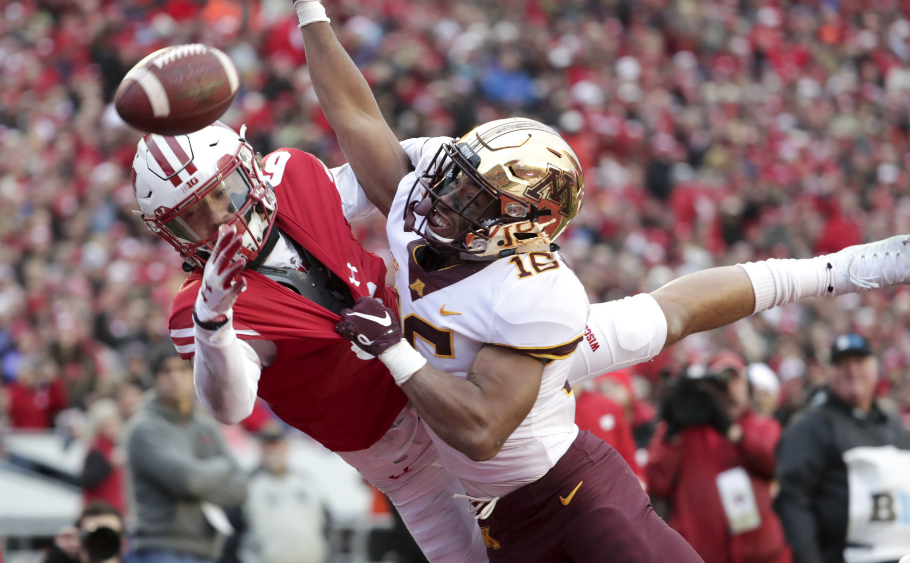 Golden Gophers 37, Badgers 15